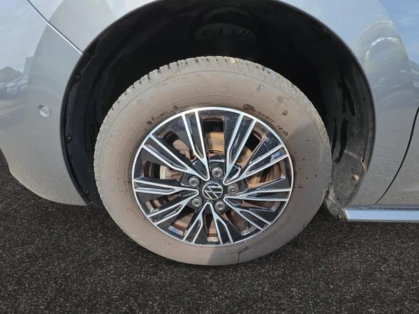 VOLKSWAGEN Multivan T7 (2023) — foto 16 van 24