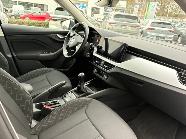 SKODA Kamiq (2023) — foto 3 van 24