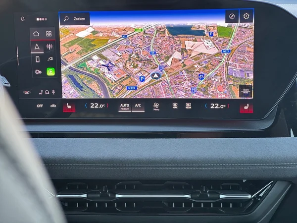 AUDI Q6 e-tron (2025) — foto 6 van 24