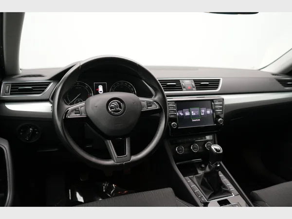 SKODA Superb Combi (2017) — foto 10 van 27