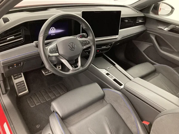 VOLKSWAGEN Passat SW (2024) — foto 9 van 36