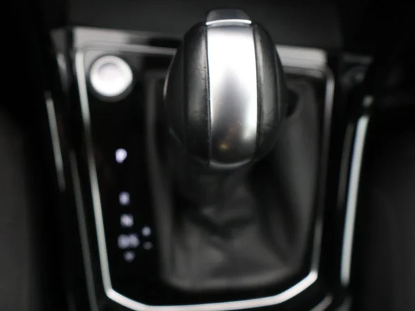 VOLKSWAGEN Touran (2023) — foto 8 van 31