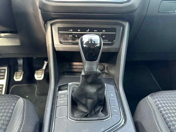 VOLKSWAGEN Tiguan (2021) — foto 3 van 24