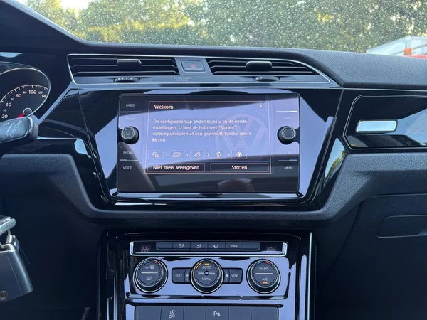 VOLKSWAGEN Touran (2018) — foto 3 van 24