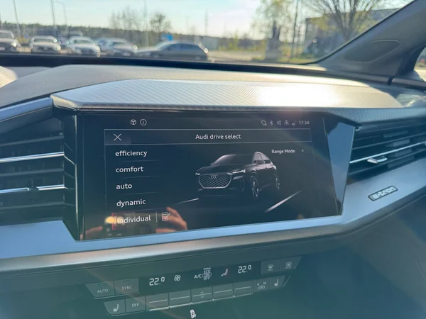 AUDI Q4 Sportback e-tron (2025) — foto 13 van 21