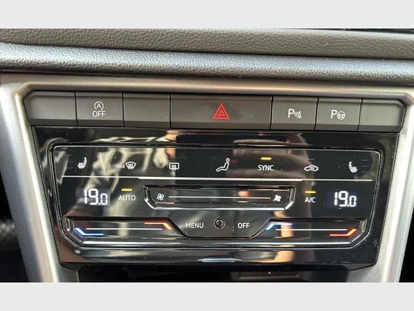 Volkswagen T-Roc (2022) — foto 10 van 31