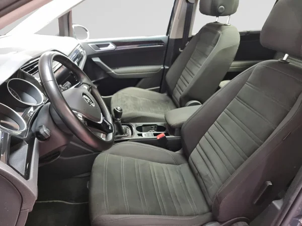 VOLKSWAGEN Touran (2019) — foto 2 van 23