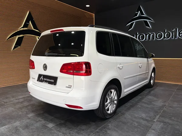 Volkswagen Touran (2015) — foto 17 van 22