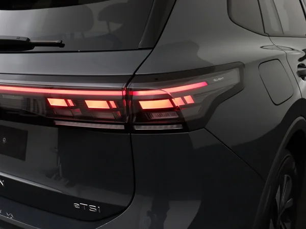 VOLKSWAGEN Tiguan (2025) — foto 2 van 19