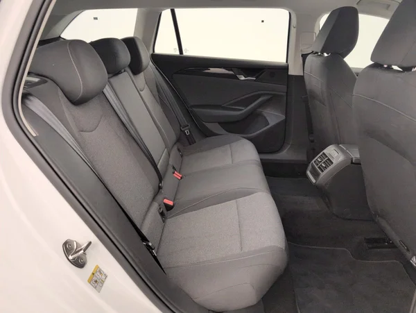 Volkswagen Passat SW (2024) — foto 2 van 27