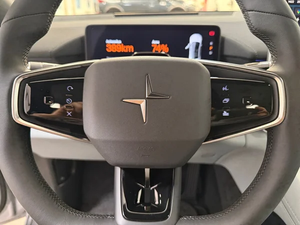 Polestar 4 (2025) — foto 7 van 32