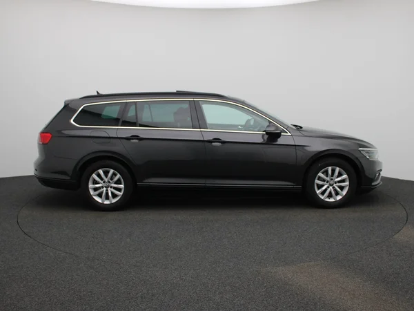 Volkswagen Passat (2022) — foto 45 van 48