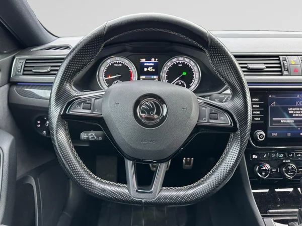 SKODA Superb Combi (2017) — foto 2 van 22