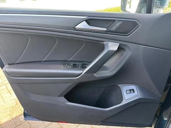 VOLKSWAGEN Tiguan (2021) — foto 27 van 33
