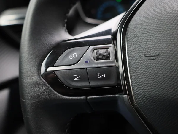 Peugeot e-2008 (2022) — foto 14 van 42