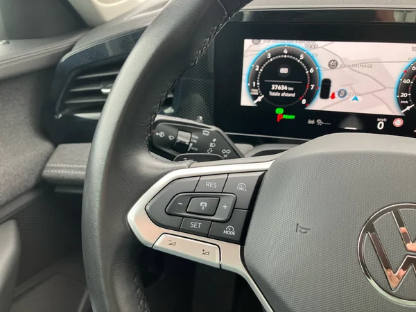 VOLKSWAGEN Passat SW (2024) — foto 17 van 25