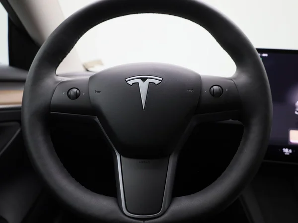 Tesla Model 3 (2023) — foto 42 van 42
