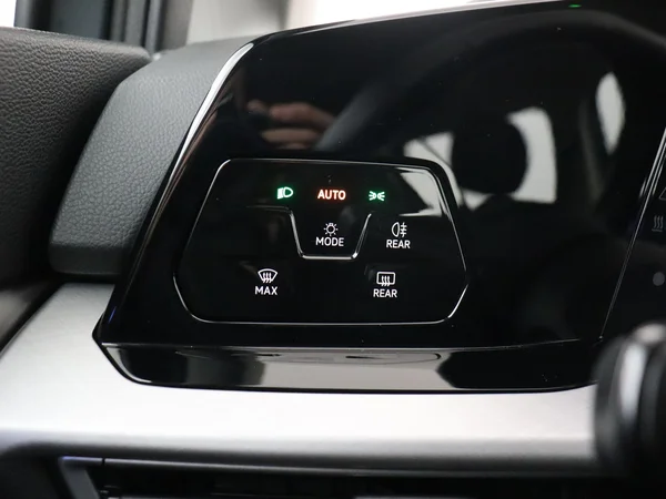 VOLKSWAGEN Golf (2024) — foto 18 van 28
