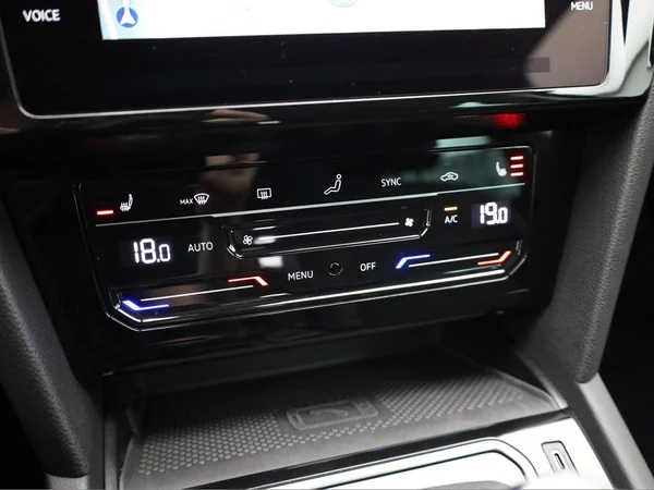 VOLKSWAGEN Passat SW (2021) — foto 10 van 21