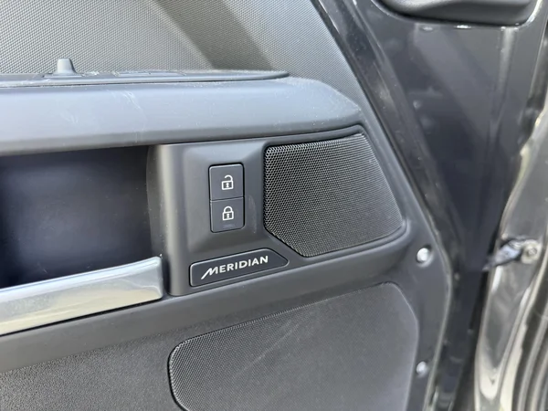 Land Rover Defender (2025) — foto 3 van 29