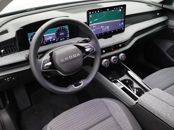 SKODA Superb Combi (2026) — foto 2 van 23