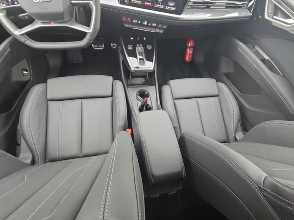 AUDI Q4 Sportback e-tron (2025) — foto 16 van 24