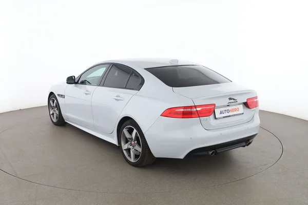 Jaguar XE (2019) — foto 10 van 16