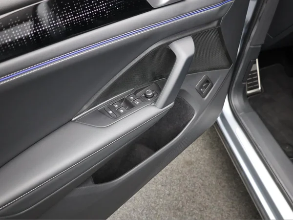 VOLKSWAGEN Tiguan (2025) — foto 6 van 24