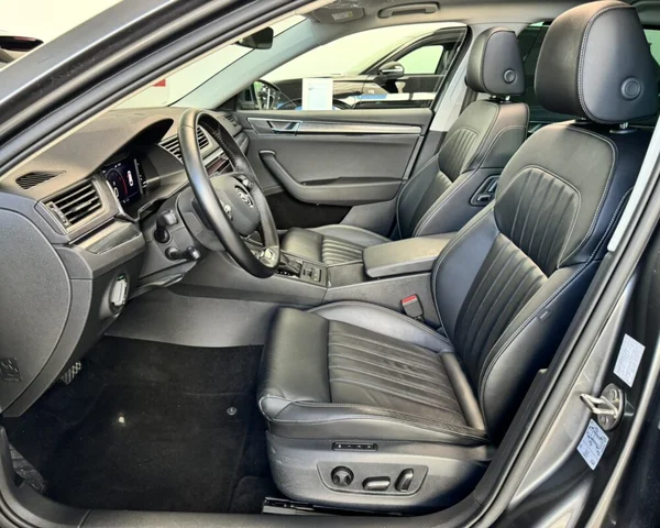 Skoda Superb (2022) — foto 8 van 30