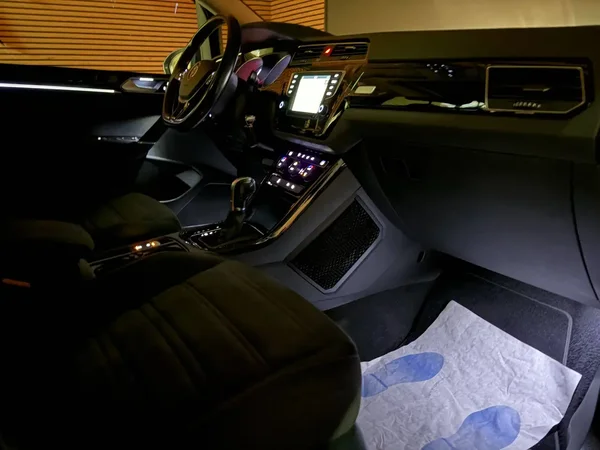 Volkswagen Touran (2016) — foto 9 van 27