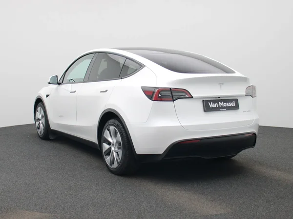 Tesla Model Y (2023) — foto 12 van 43