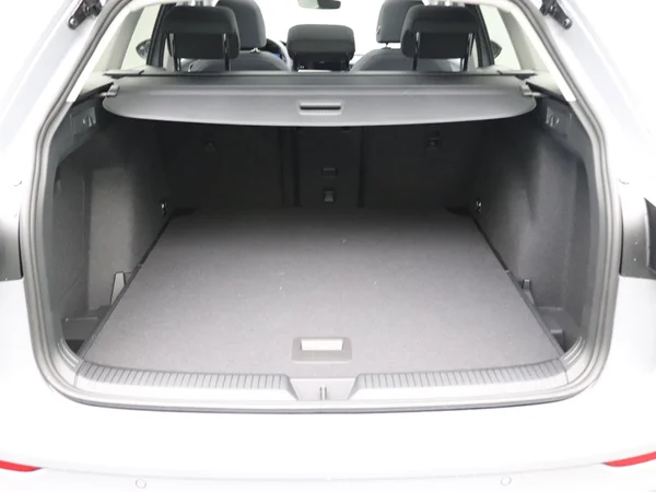 VOLKSWAGEN Golf VIII SW (2024) — foto 4 van 26