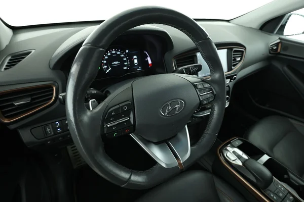 Hyundai Ioniq (2016) — foto 2 van 16