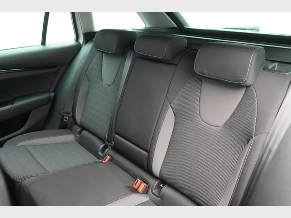 SKODA Octavia Combi (2024) — foto 10 van 29