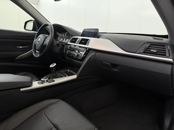 BMW 318 (2020) — foto 3 van 31