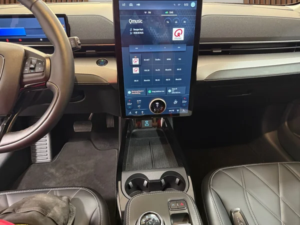 Ford Mustang-Mach-E (2021) — foto 13 van 29