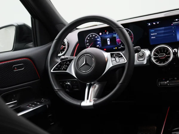 Mercedes-Benz GLB (2025) — foto 36 van 45