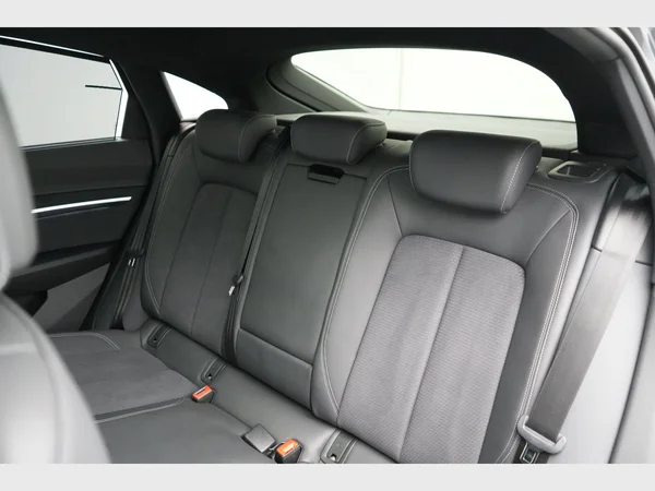 AUDI SQ8 e-tron Sportback (2023) — foto 14 van 31