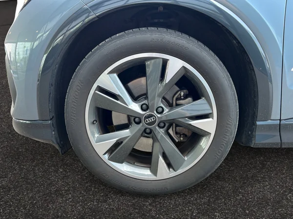 AUDI Q4 Sportback e-tron (2025) — foto 7 van 21