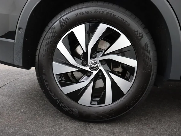 VOLKSWAGEN Tiguan (2025) — foto 10 van 18