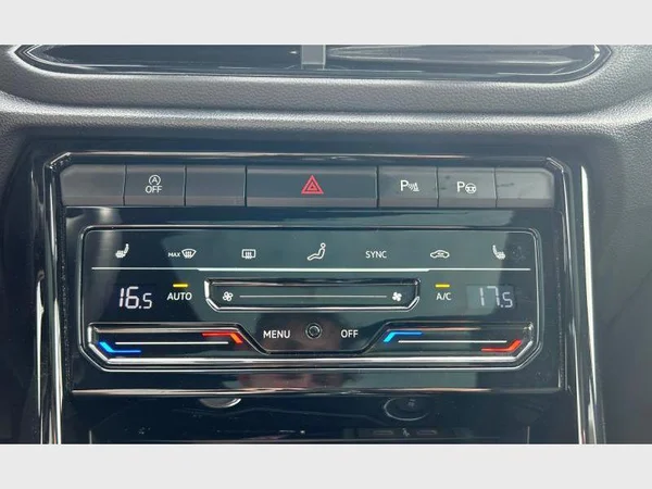 Volkswagen T-Roc (2023) — foto 10 van 29