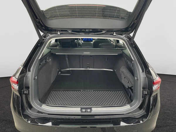 SKODA Superb Combi PHEV (2025) — foto 6 van 14