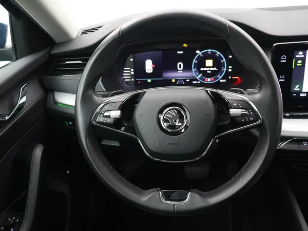 SKODA Octavia Combi PHEV (2021) — foto 3 van 32