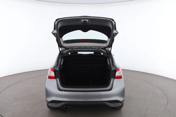 Nissan Pulsar (2015) — foto 7 van 16
