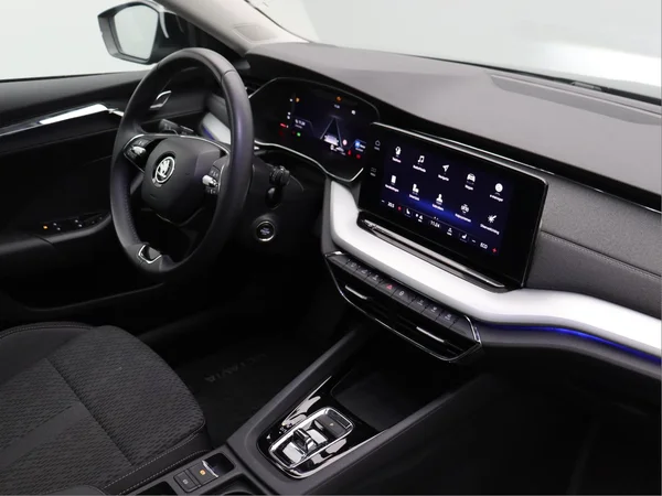 SKODA Octavia Combi PHEV (2024) — foto 9 van 15