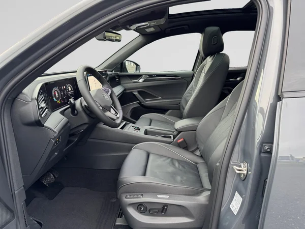VOLKSWAGEN Tiguan (2025) — foto 10 van 16