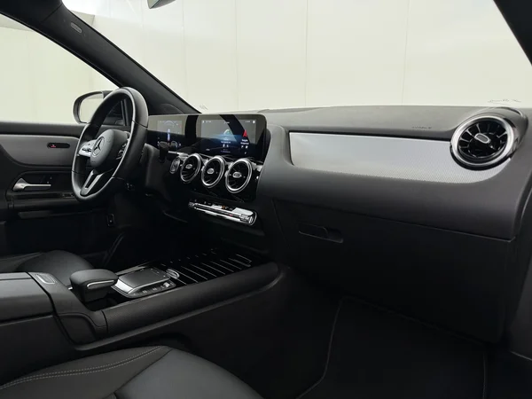 MERCEDES GLA 180 (2023) — foto 3 van 29