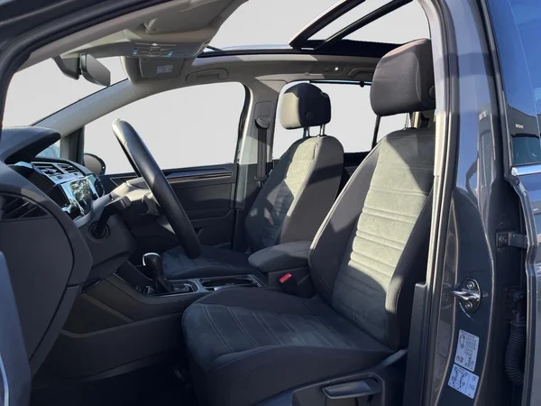 VOLKSWAGEN Touran (2025) — foto 18 van 22