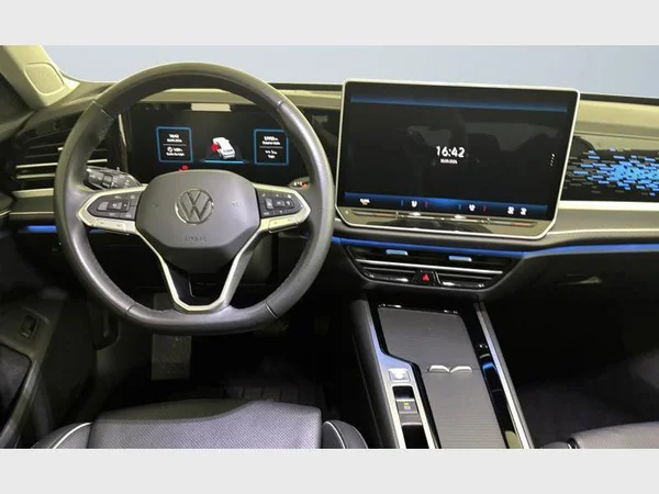 Volkswagen Passat SW (2024) — foto 4 van 36