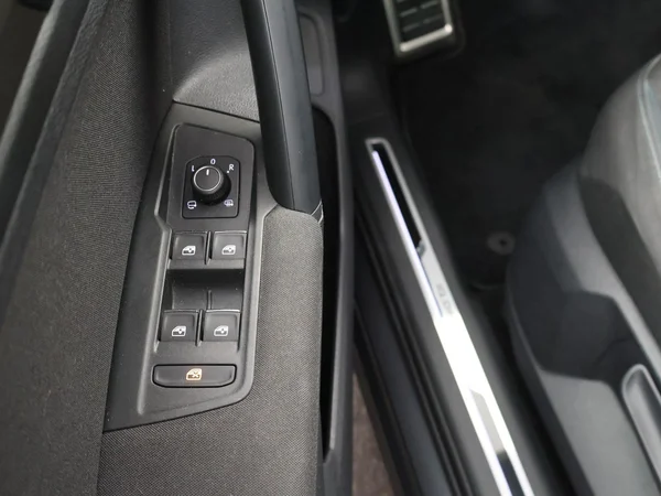 VOLKSWAGEN Tiguan (2020) — foto 13 van 29